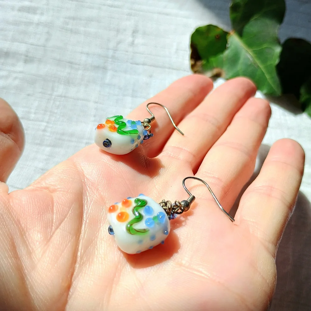 🏵 ARTISAN KITSCH 🏵 VTG hand-blown Lampwork Glass dangle 925 earrings, Coquette